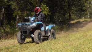 susuki kingquad 750 powering out of a turn